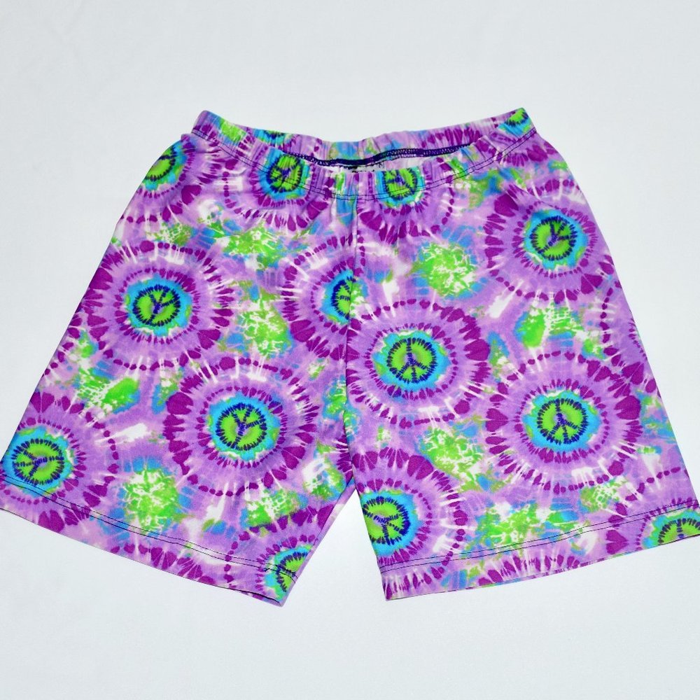 Behind the Back Peace Sign and Tie-dye Pattern Compression Shorts - Yout…